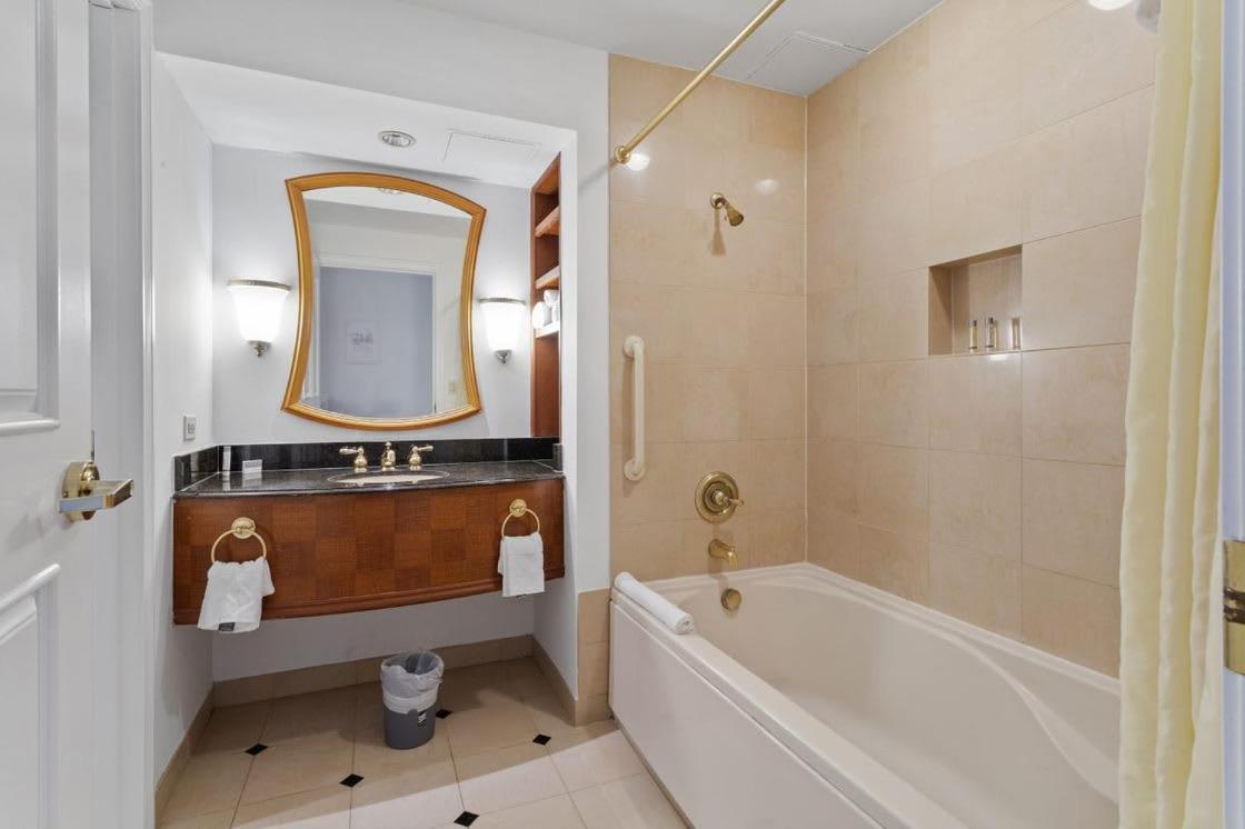 Beachfront Double Queen - Cozysuites Apartamento *