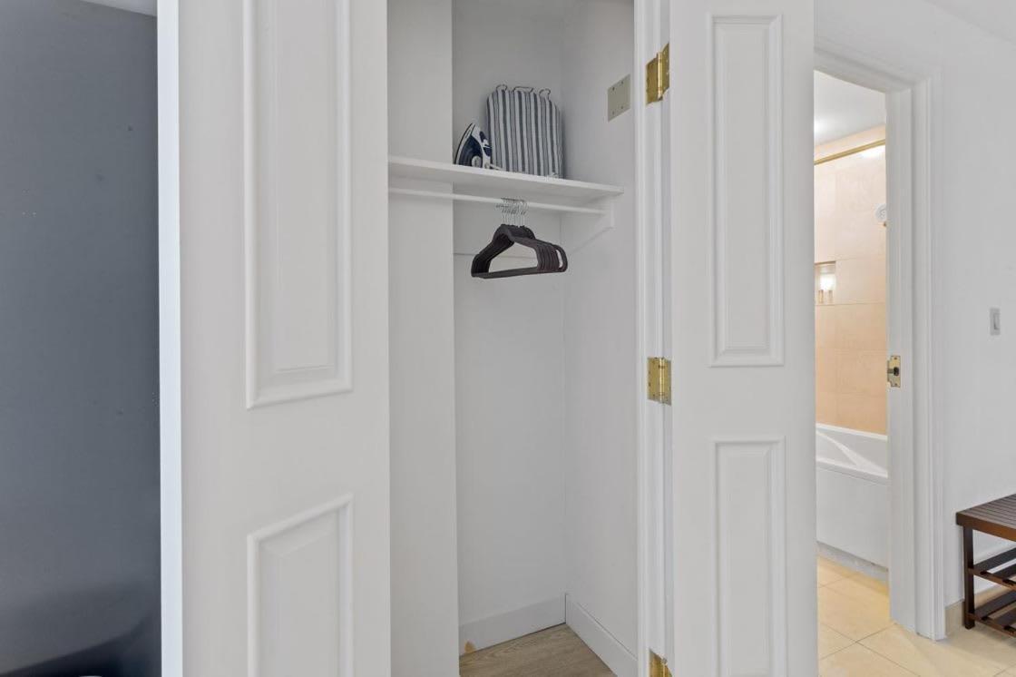 Beachfront Double Queen - Cozysuites Apartamento