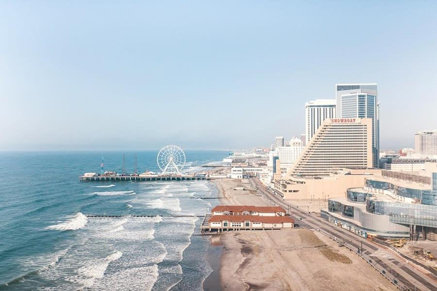 Beachfront Double Queen - Cozysuites Apartamento